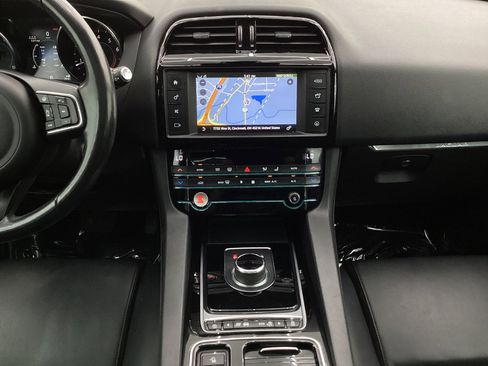 Used 2018 Jaguar F-PACE Premium image 30