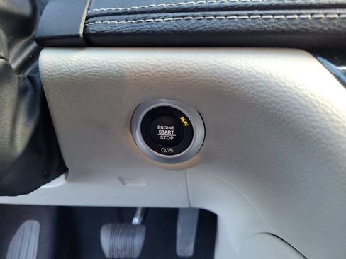 Used 2023 Chrysler Pacifica Limited FWD image 37
