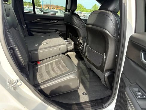 Used 2024 Jeep Grand Cherokee Altitude AWD/4WD image 12