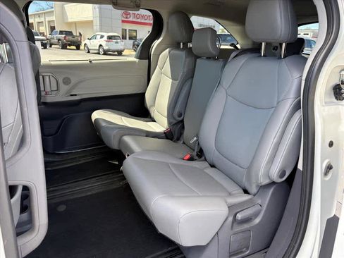 Used 2021 Toyota Sienna XLE image 9