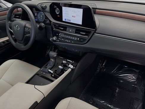 Used 2025 Lexus ES 300h w/ Premium Package FWD image 11