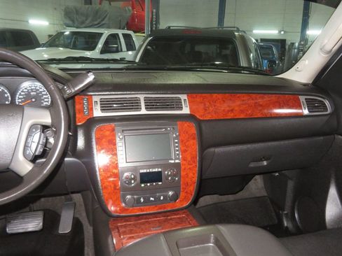 Used 2013 Chevrolet Avalanche LTZ image 40