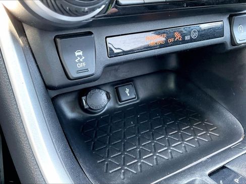 Used 2021 Toyota RAV4 LE image 28