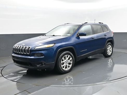 Used 2018 Jeep Cherokee Latitude w/ Cold Weather Group AWD/4WD image 2