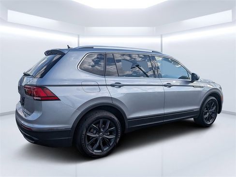 Certified 2024 Volkswagen Tiguan SE image 3