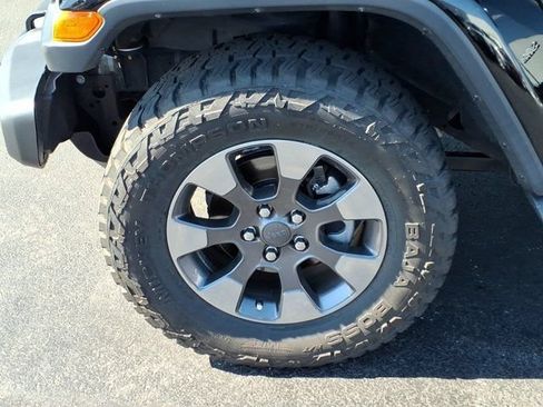 Used 2018 Jeep Wrangler Unlimited Sahara w/ Dual Top Group AWD/4WD image 29