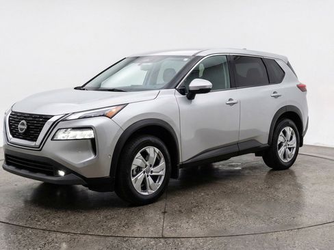 Used 2025 Nissan Rogue SV FWD image 3