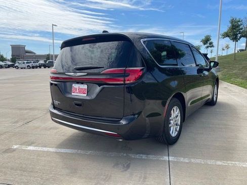 New 2026 Chrysler Pacifica Select FWD image 6