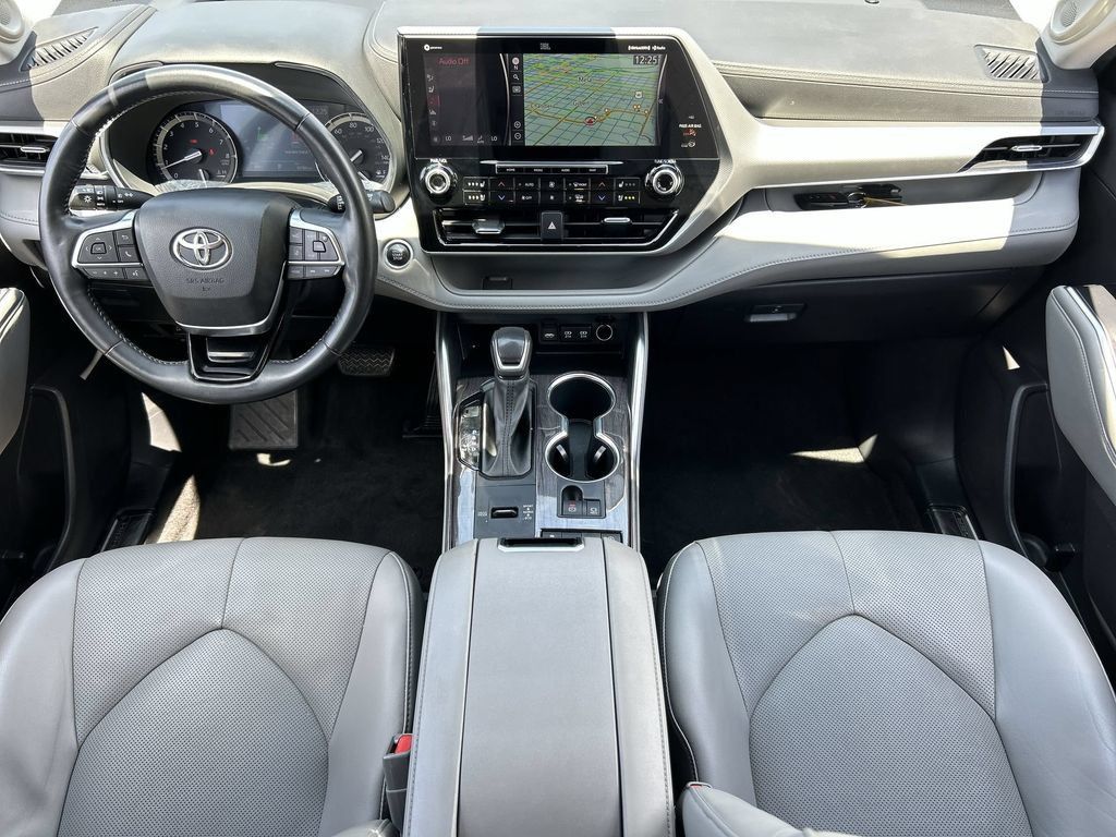 Used 2021 Toyota Highlander Platinum FWD image 21