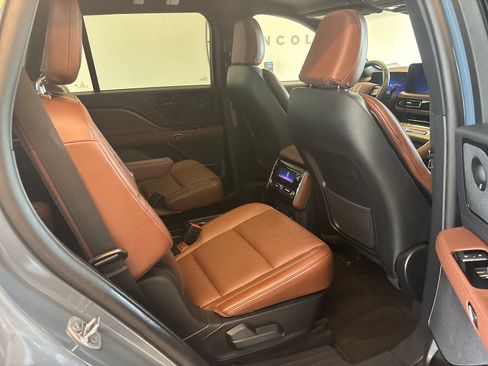 Certified 2025 Lincoln Aviator Reserve w/ Illumination Package RWD image 9
