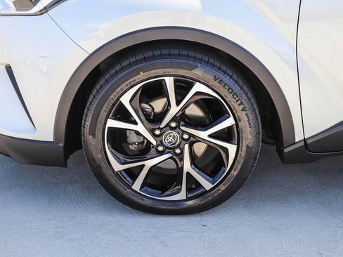 Used 2019 Toyota C-HR Limited FWD image 11