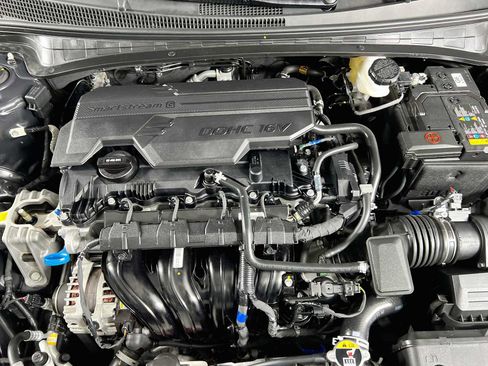 Certified 2025 Hyundai Elantra Limited FWD image 30