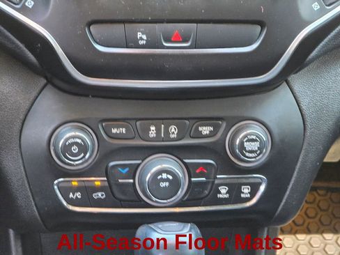 Used 2019 Jeep Cherokee Latitude Plus w/ Cold Weather Group AWD/4WD image 19