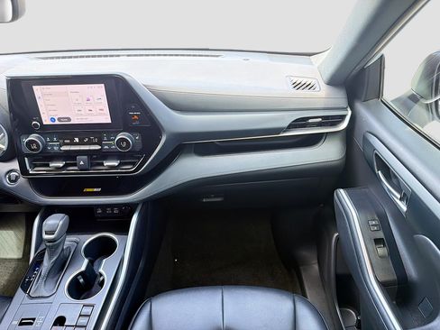 Used 2023 Toyota Highlander FWD image 18