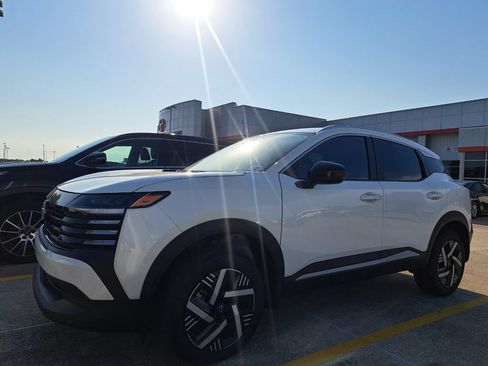 Used 2026 Nissan Kicks SV w/ Charging Package FWD image 1