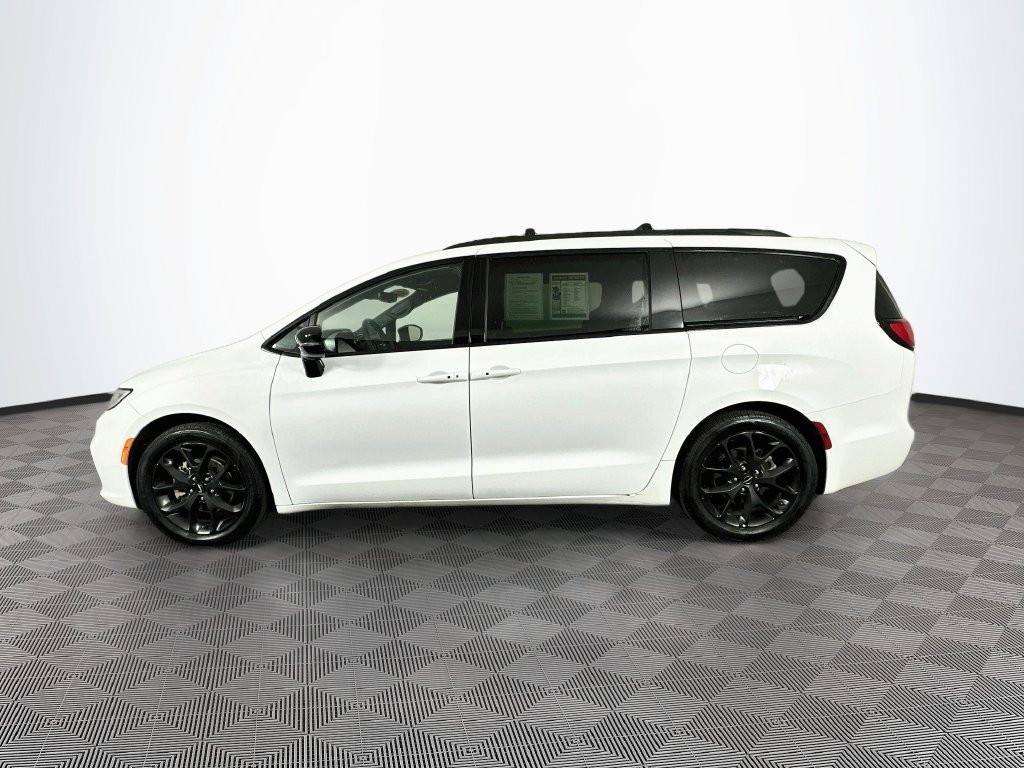 Certified 2025 Chrysler Pacifica Limited FWD image 6