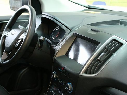Used 2020 Ford Edge SE image 10