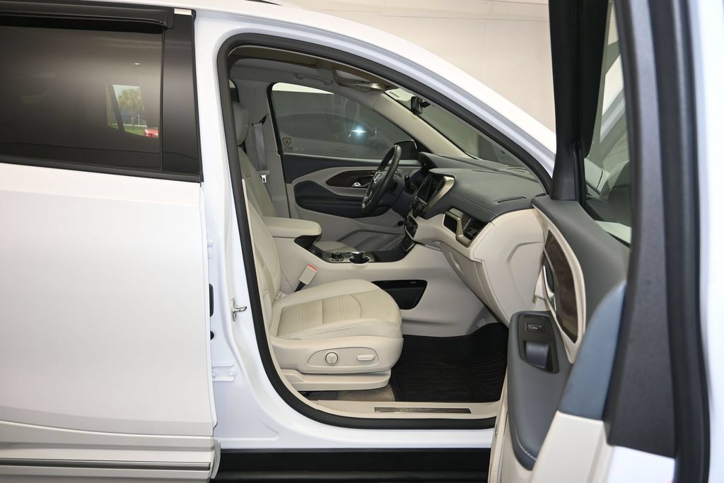 Used 2024 GMC Terrain Denali w/ Denali Premium Package AWD/4WD image 28