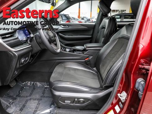 Used 2023 Jeep Grand Cherokee L Laredo image 14