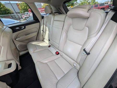 Used 2018 Volvo XC60 T5 Momentum w/ Convenience Package image 17