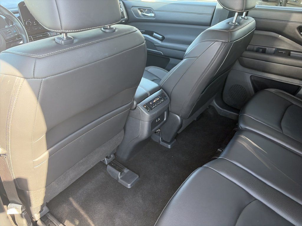 Used 2025 Nissan Pathfinder SL FWD image 28