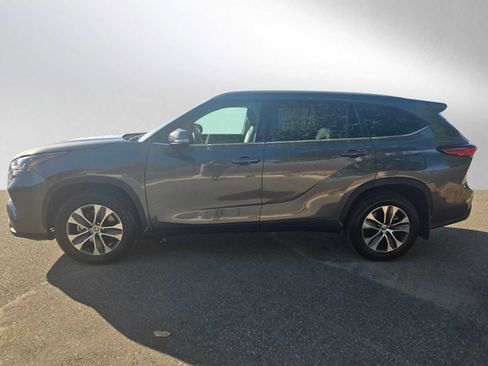 Used 2022 Toyota Highlander XLE image 6