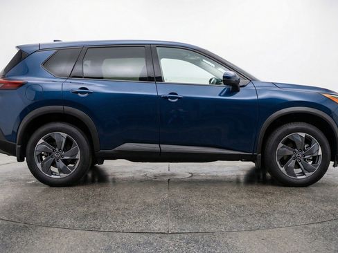 Used 2025 Nissan Rogue SV image 9