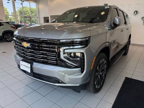 Used 2025 Chevrolet Suburban High Country AWD/4WD image 29