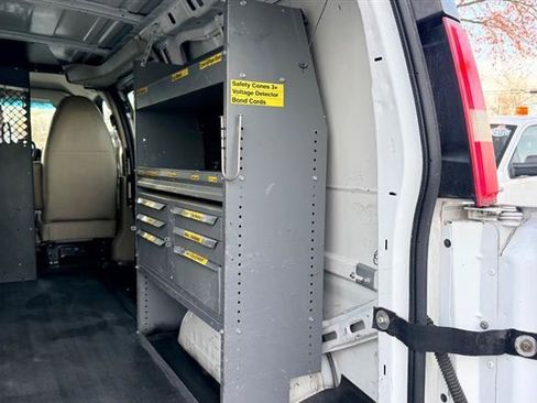 Used 2011 Chevrolet Express 2500 RWD image 24
