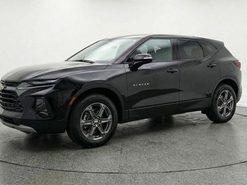 Used 2025 Chevrolet Blazer LT image 3