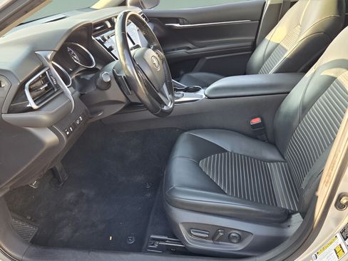 Used 2019 Toyota Camry SE w/ Convenience Package FWD image 9