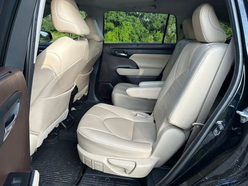 Used 2021 Toyota Highlander XLE FWD image 14