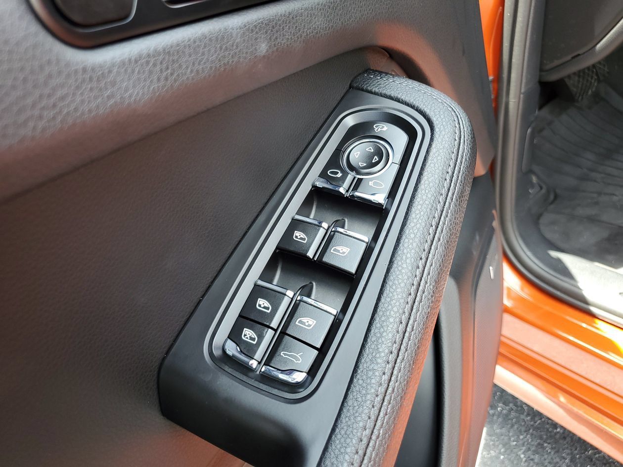 Used 2025 Porsche Macan AWD/4WD image 16