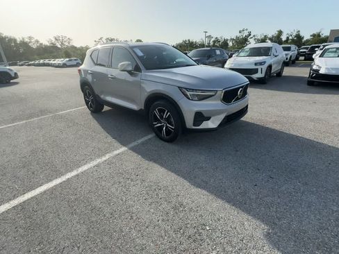 Used 2023 Volvo XC40 B4 Core w/ Convenience Package FWD image 2