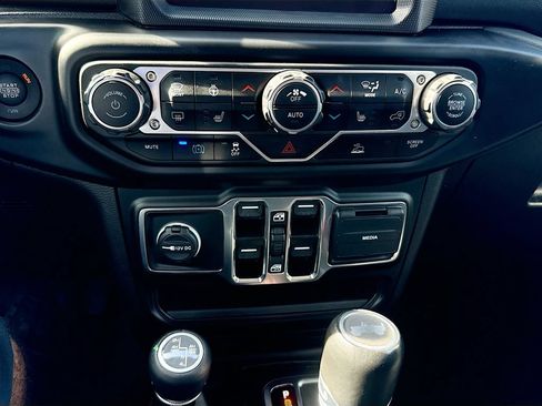 Used 2023 Jeep Wrangler Unlimited Sahara w/ Cold Weather Group AWD/4WD image 17