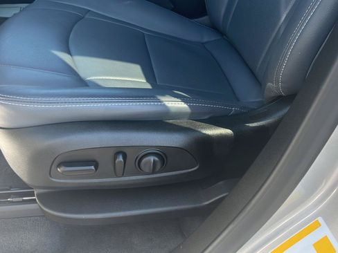 Used 2019 Buick Enclave Essence AWD/4WD image 21