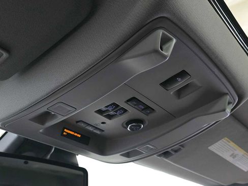 Used 2020 GMC Yukon Denali w/ Denali Premium Package image 33