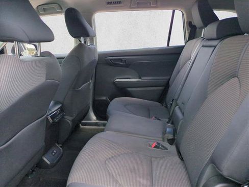 Used 2023 Toyota Highlander L FWD image 17