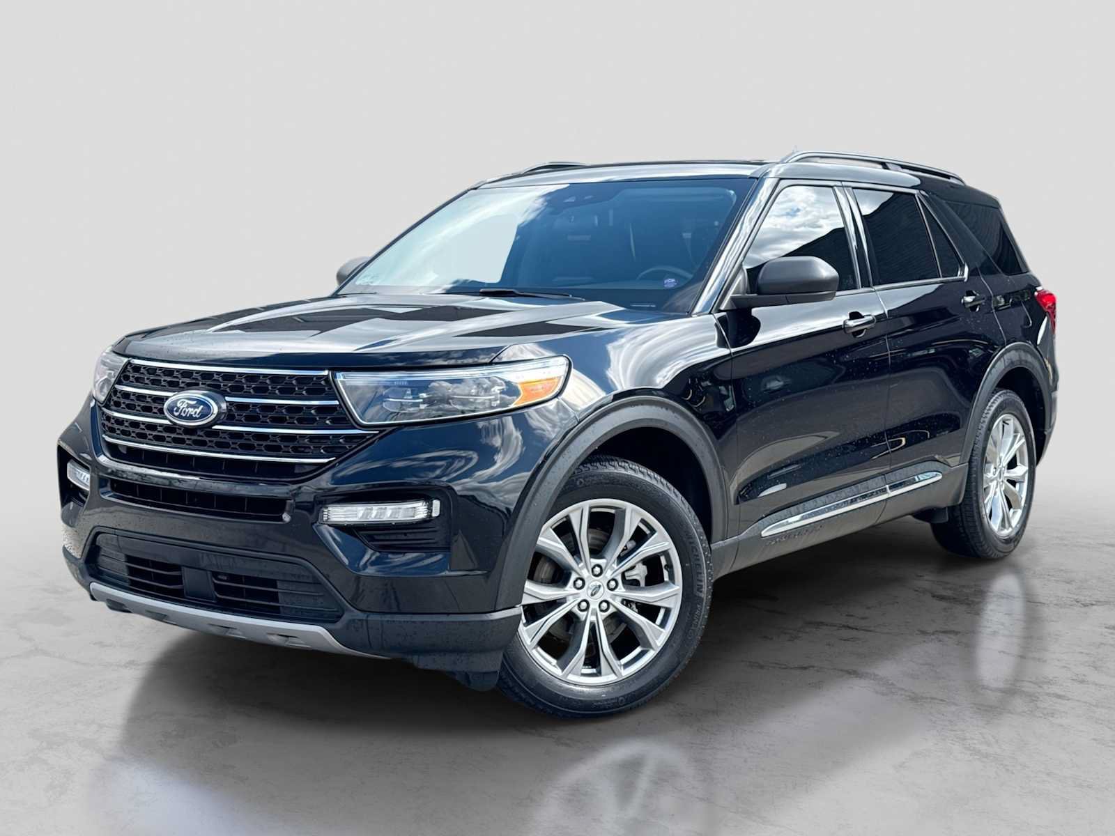 Used 2022 Ford Explorer XLT w/ Equipment Group 202A AWD/4WD image 1