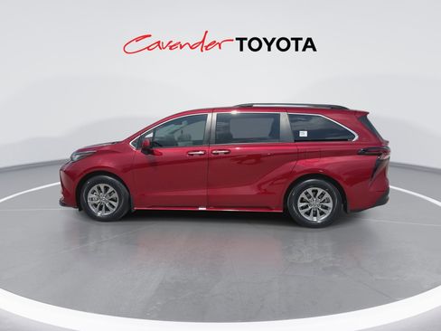 Used 2023 Toyota Sienna XLE FWD image 5