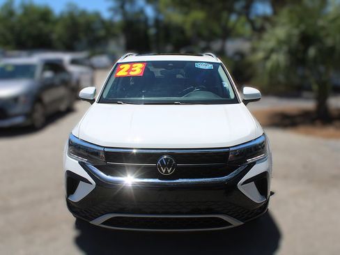 Used 2023 Volkswagen Taos SE w/ Panoramic Sunroof Package FWD image 16
