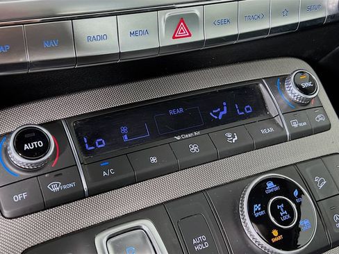 Certified 2022 Hyundai Palisade Limited w/ Winter Package AWD/4WD image 15