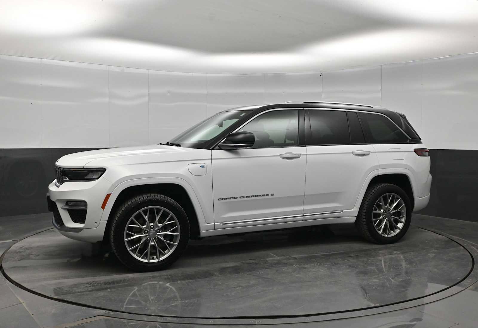 Used 2022 Jeep Grand Cherokee Summit w/ Advanced Protech Group IV AWD/4WD image 4