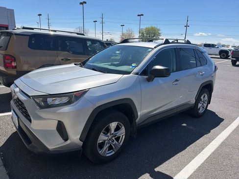 Used 2021 Toyota RAV4 LE image 1