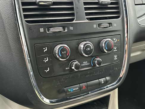 Used 2019 Dodge Grand Caravan SXT image 17