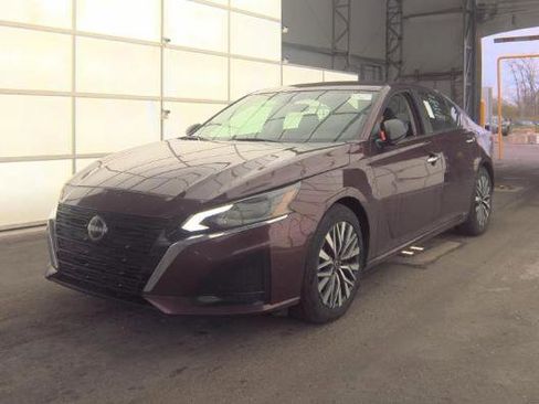 Used 2025 Nissan Altima 2.5 SV FWD image 2