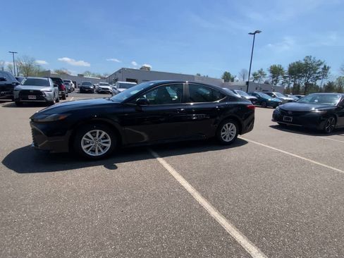 Used 2025 Toyota Camry LE image 9