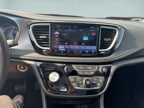 Used 2025 Chrysler Pacifica Limited FWD image 12
