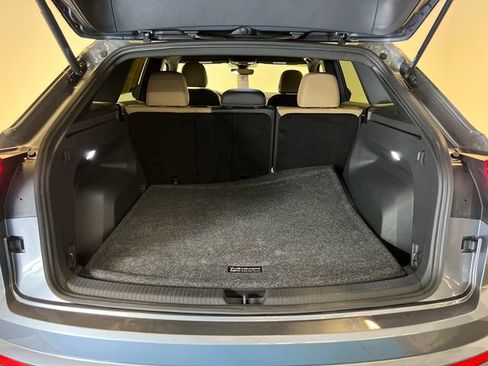 Certified 2024 Volkswagen Atlas Cross Sport SE FWD image 5