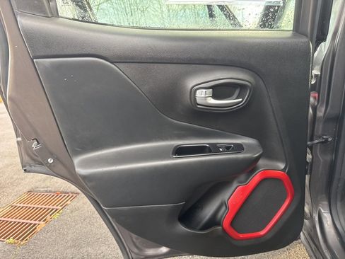 Used 2017 Jeep Renegade Trailhawk w/ Premium Trailhawk Package image 17